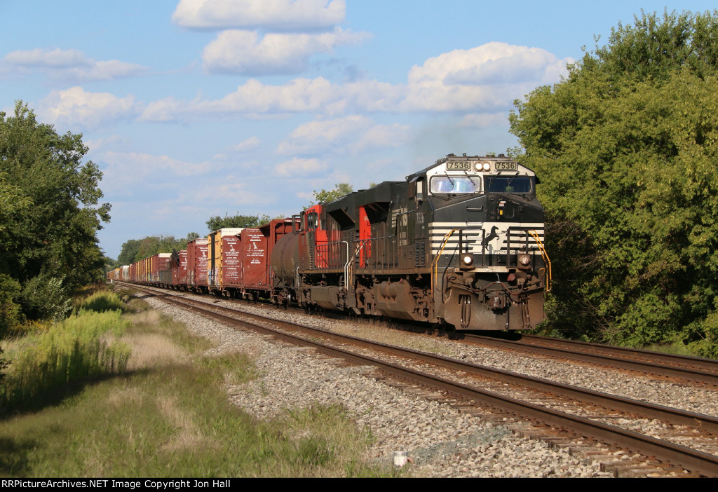 NS power leads E251 west on the Flint Sub